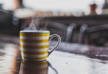 Sprawdź, dlaczego warto zastąpić kawę białą herbatą