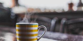 Sprawdź, dlaczego warto zastąpić kawę białą herbatą